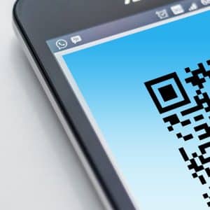 Free High-resolution close-up of a smartphone displaying a QR code on its screen. Stock Photo